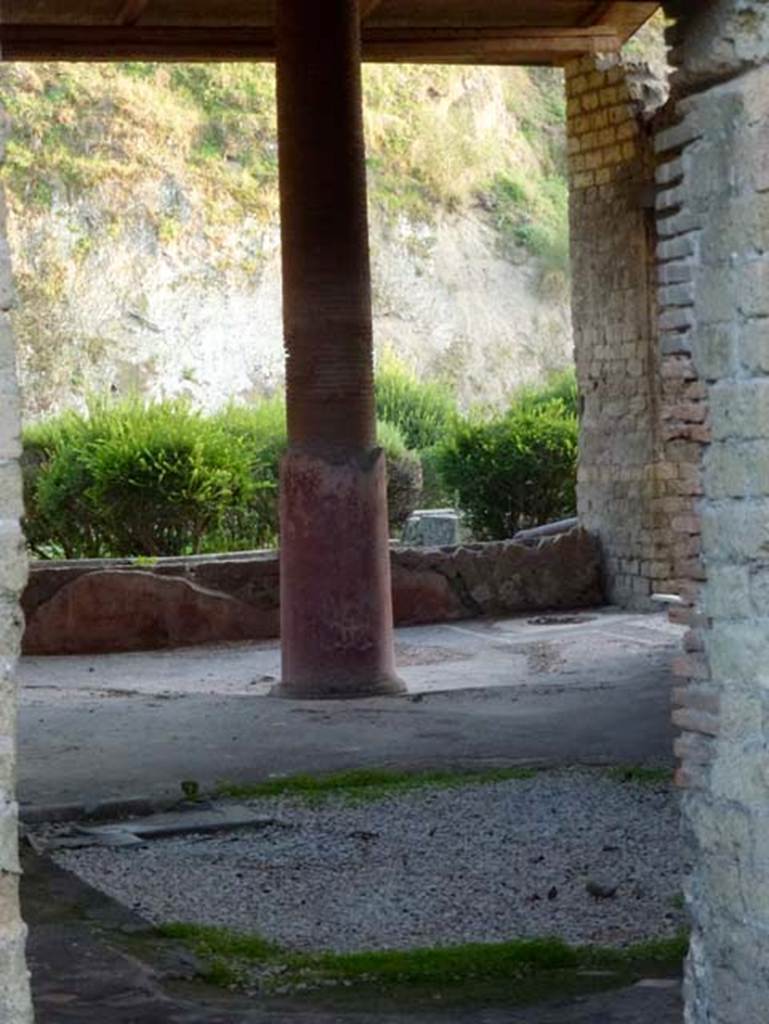 Ins. Orientalis I, 1, Herculaneum, October 2012. Looking across impluvium towards column on east side of atrium.
Photo courtesy of Michael Binns.